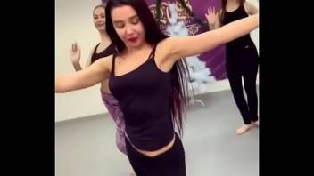 Hot fiery dance from an Egyptian prostitute in the gym - sexarab.com